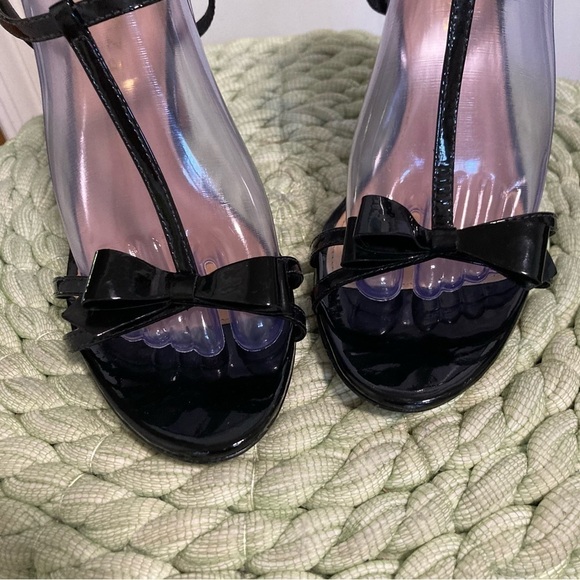 Anthropologie Vicenza Black Patent Leather Bow T-Strap Heel Sandals NWOB - Picture 5 of 8